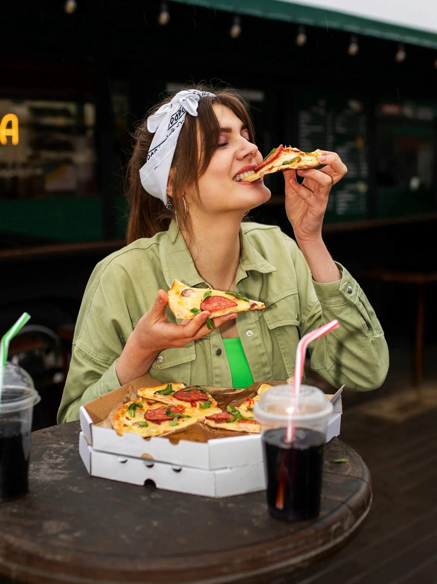 Cliente dégustant une pizza