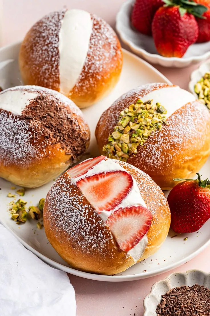 Assortiment de maritozzi à la crème : pistache, chocolat, fraise