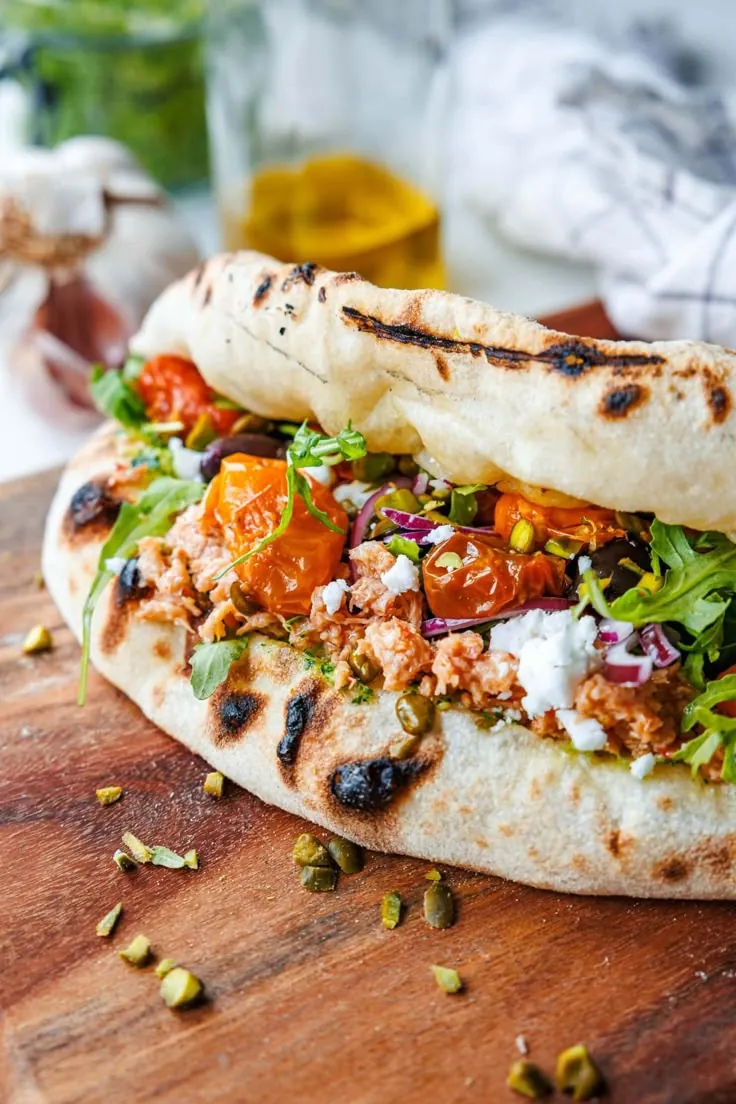 Panuzzo garni de tomates confites, roquette et stracciatella