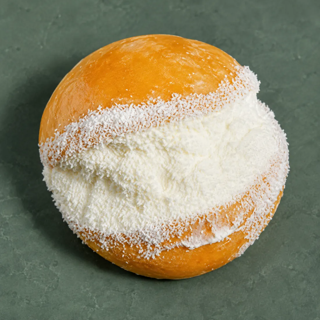 Maritozzo fourré à la crème et noix de coco râpée