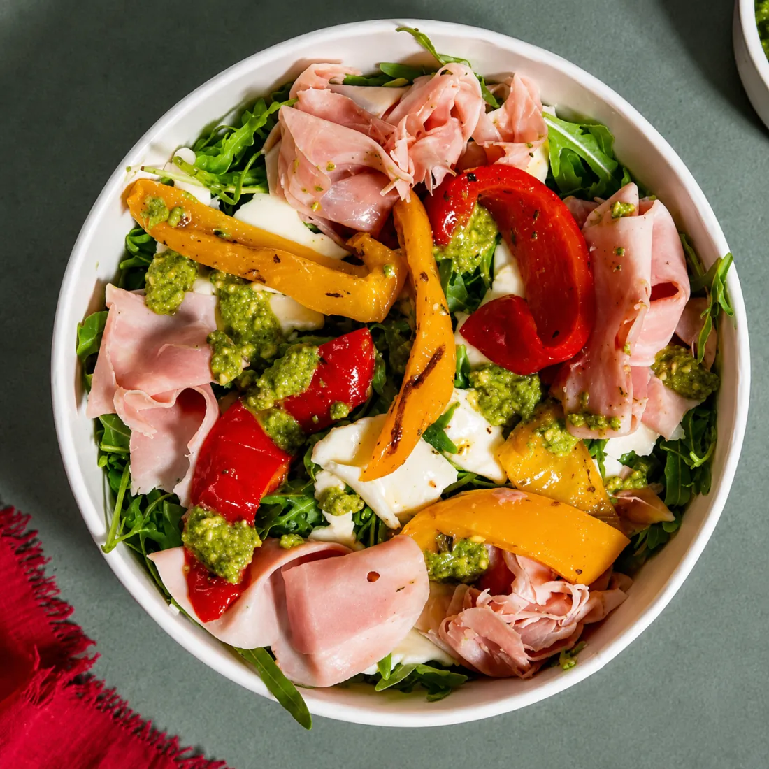 Salade La Casapori : roquette, pesto, poivrons grillés, mozzarella et jambon de dinde