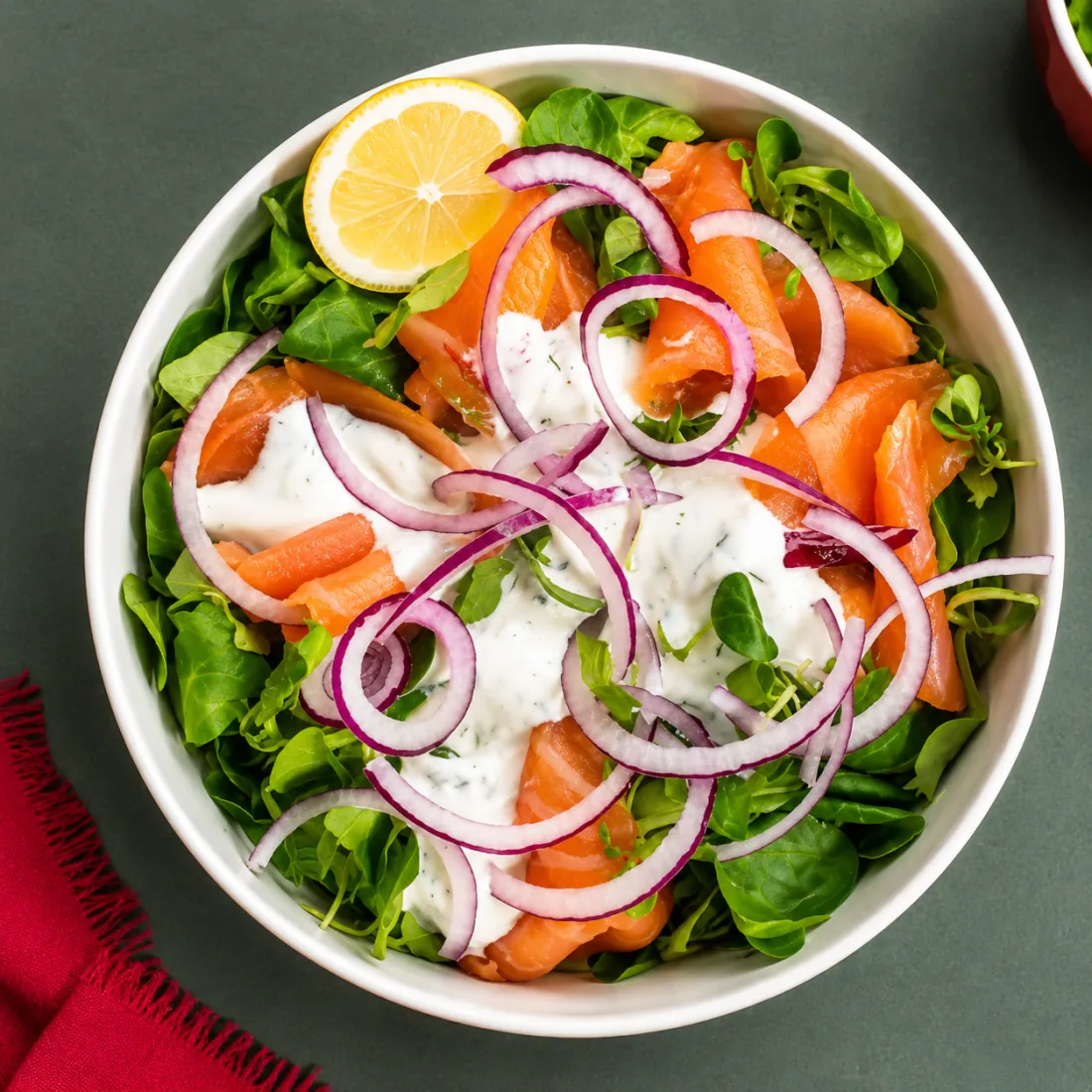 Salade Salmone : saumon fumé, mâche, oignons rouges et citron